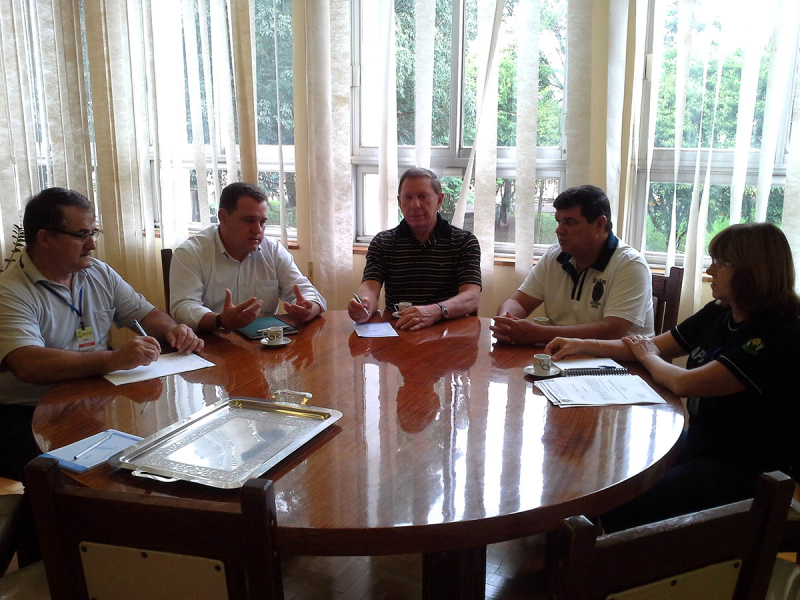 EXECUTIVO SE REÚNE COM DIREÇÃO DA APAE